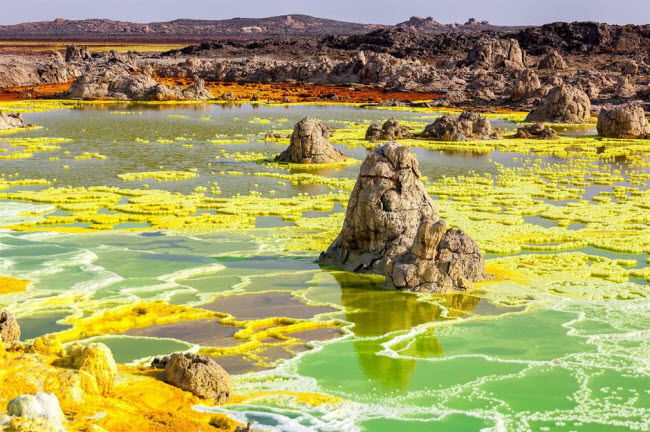 Ethiopia: Ethiopia là quốc gia có nhiều di sản thế giới nhất tại châu Phi, với một số kỳ quan thiên nhiên vẫn giữ được vẻ đẹp nguyên sơ. Vùng lòng chảo Danakil gây ấn tượng với các dòng suối lưu huỳnh, dung nham nóng chảy và cánh đóng muối.
