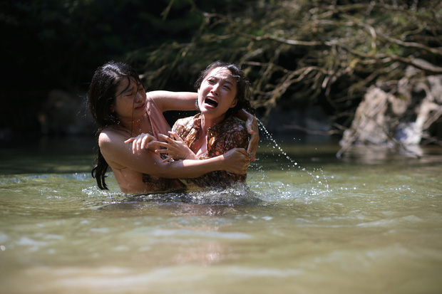 Phim Việt "đốt mắt" khán giả với cảnh nhìn trộm gái xinh tắm suối - 8