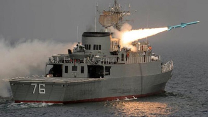 Khinh hạm Jamaran phóng tên lửa&nbsp;trong một cuộc tập trận.