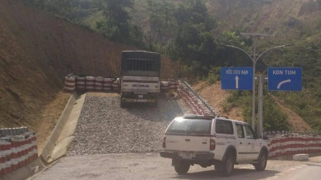 Hiện trường hốc cứu nạn cứu xe tải BKS: 47C - 189.32 khỏi vụ TNGT