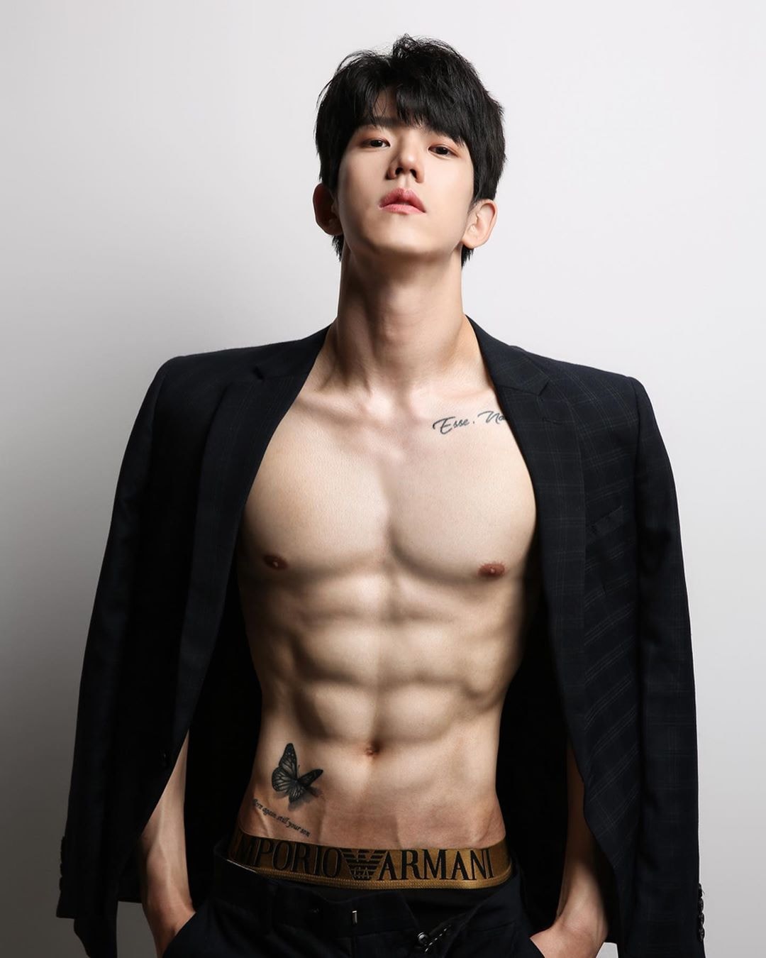 Đam mê vẻ đẹp nam tính của Hàn Quốc? Thì bạn không thể bỏ qua hình ảnh traị đẹp Hàn. Anh chàng này tựa như một người mẫu chuyên nghiệp, với đường nét khuôn mặt hoàn hảo và sức quyến rũ đầy mê hoặc.