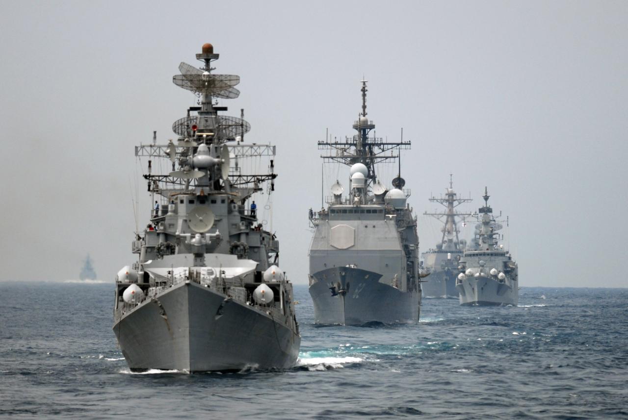 Tàu chiến Ấn Độ tập trận cùng tàu chiến Mỹ (ảnh: AP)