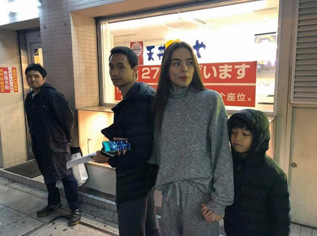 Trước đó, Hồ Ngọc Hà và Kim Lý cùng bé Subeo đi Nhật Bản du lịch và cũng bị chụp lén.
