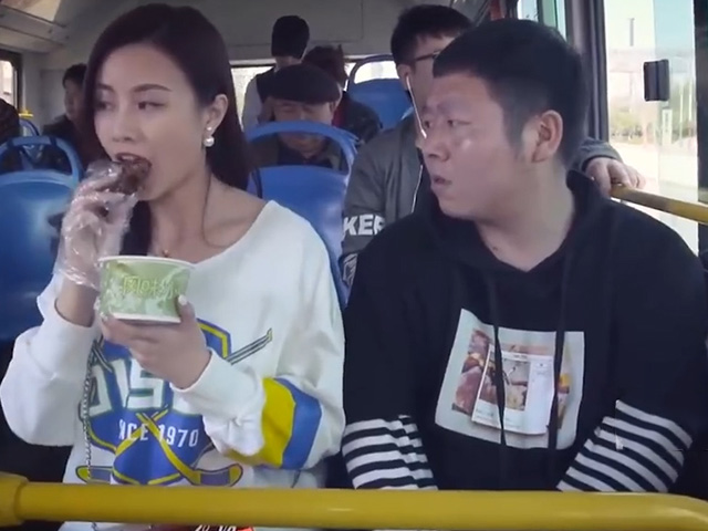 Video Clip Cười - Chàng trai "số hưởng" khi được ngồi cạnh gái xinh trên xe buýt