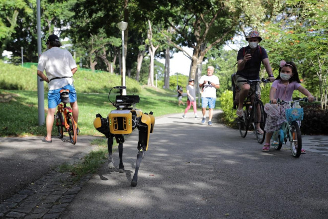 Singapore thả “chó robot” ra công viên để nhắc nhở người dân trong mùa dịch Covid-19 - 1