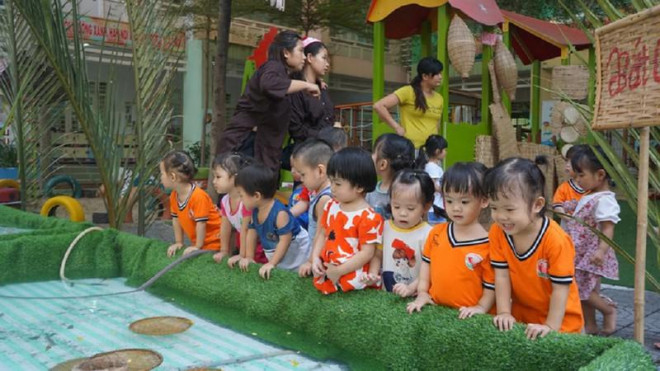 Các bé trường mầm non Sóc Nâu, quận Gò Vấp thích thú khi tham gia hoạt động ngoại khóa giữa sân trường. Ảnh: NQ