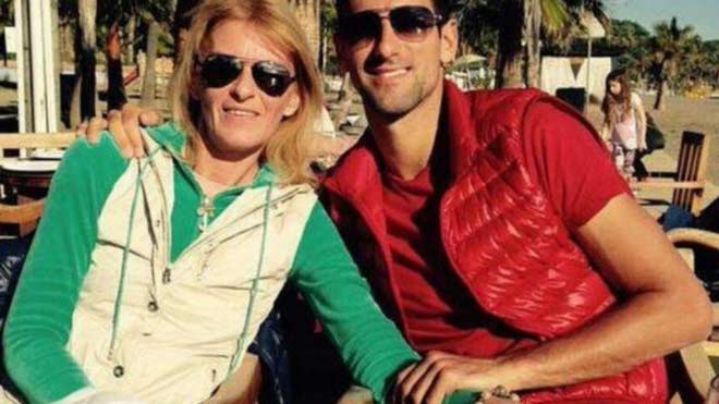 Bà Dijana bên cạnh con trai Novak Djokovic