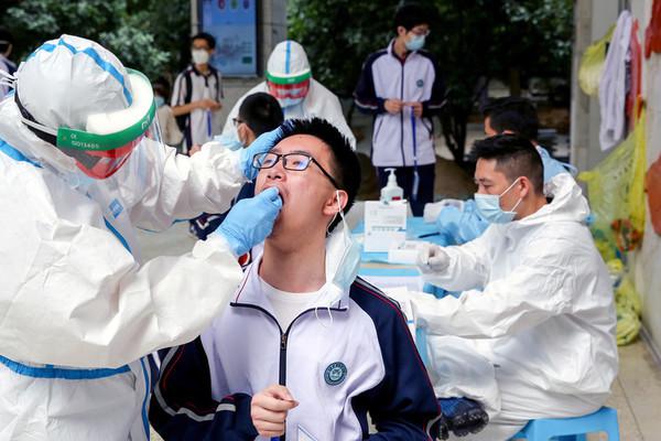 Học sinh tại tỉnh Hồ Bắc của Trung Quốc được lấy mẫu xét nghiệm Covid-19 hôm 30/4. (Ảnh: Reuters)