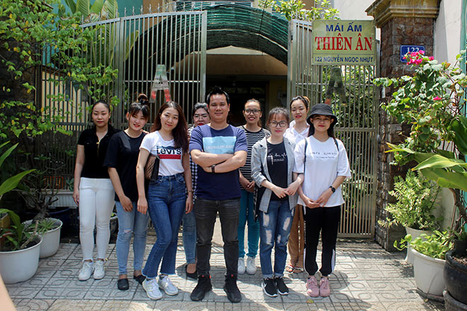 Bác sĩ thẩm mỹ Lê Quý cùng các cộng sự đến thăm Mái ấm Thiên Ân