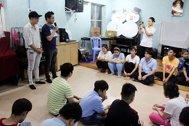 Bác sĩ Lê Quý chia sẻ yêu thương đến các bé khuyết tật