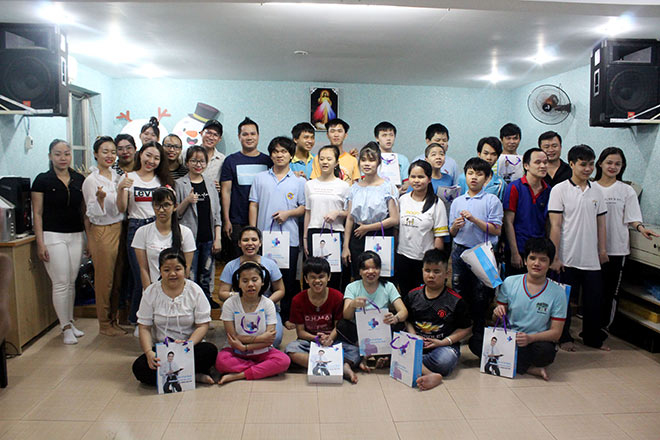 Niềm vui và hạnh phúc hiện rõ trên từng gương mặt giữa người cho và nhận: Cho đi là còn mãi…