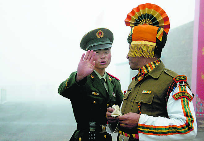 Binh sĩ Ấn độ và Trung Quốc tuần tra ở khu vực biên giới.