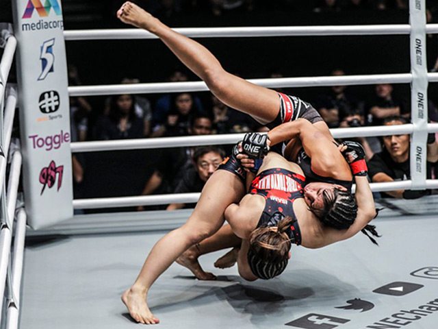 Thể thao - Nữ võ sĩ sức mạnh đáng nể: "Chấp" 1 tay vẫn khiến đối thủ nghẹt thở