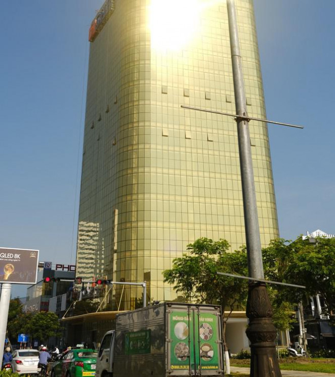 Chủ cao ốc xin sử dụng kính phản quang màu vàng gây chói loá. 