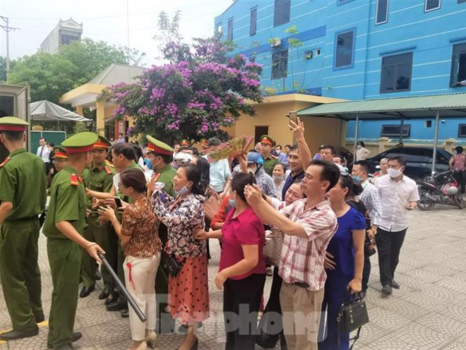 Nhiều người thân, đồng nghiệp của các bị cáo tới tòa theo dõi vụ án.
