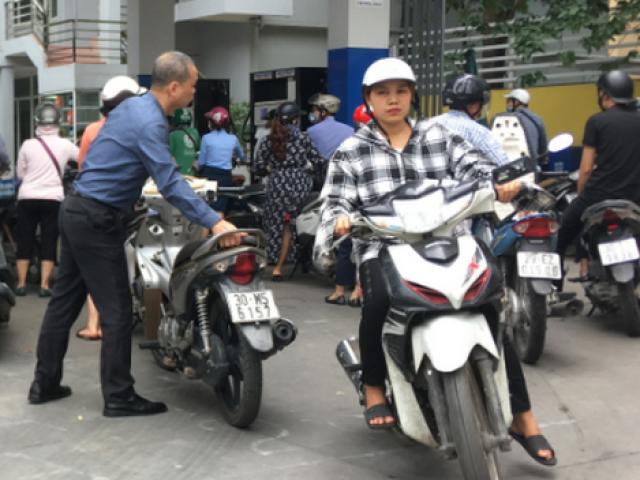 Thị trường - Tiêu dùng - Xếp hàng đổ xăng trước thông tin chiều nay tăng giá, nhân viên làm việc không ngơi tay