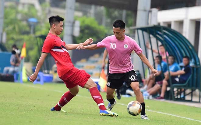 Văn Quyết (phải) ghi bàn duy nhất giúp Hà Nội dẫn 1-0 trước khi trận đấu dừng vì trời mưa