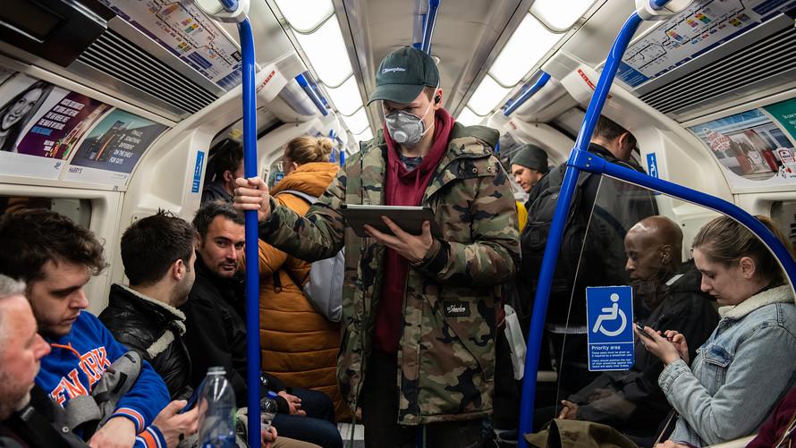 Một người đeo khẩu trang khi đi tàu tại Anh (ảnh: BBC)