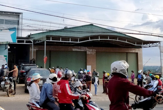 Nhà và cửa hàng của gia đình ông Minh cửa đóng then cài