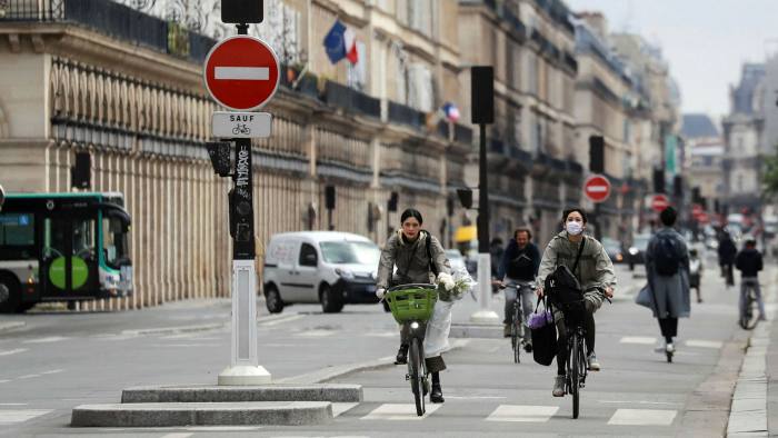 Sử dụng xe đạp được cho là một biện pháp để giảm thiếu nguy cơ lây nhiễm Covid-19 cũng như giảm các tác động đối với nền kinh tế (nguồn: FT)