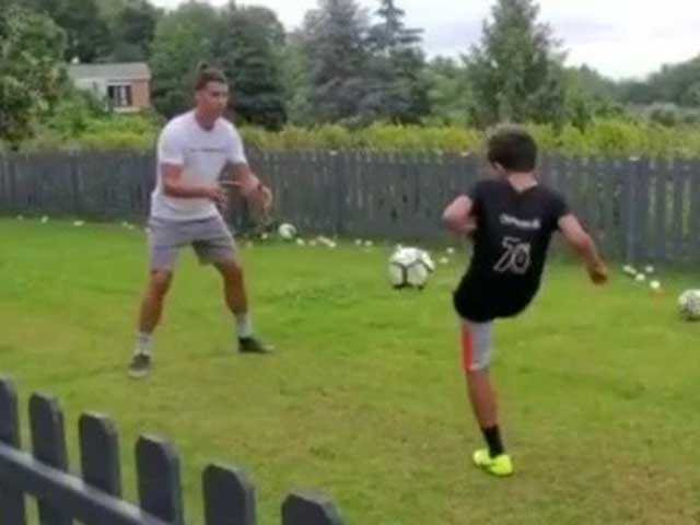 Bố con Ronaldo tập luyện hăng say