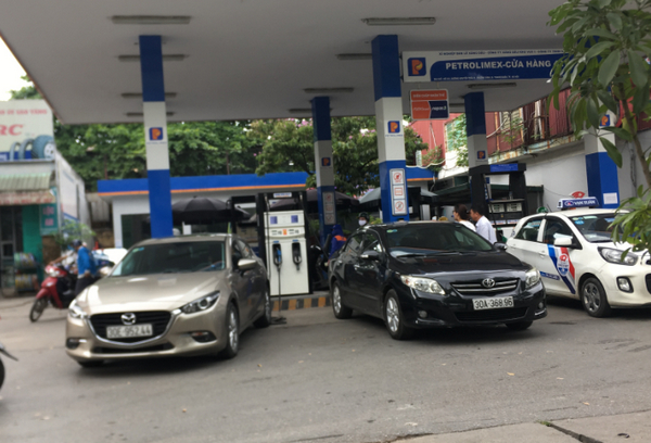 Ô tô xếp hàng chờ đổ xăng trên đường Nguyễn Trãi - Thanh Xuân - Hà Nội