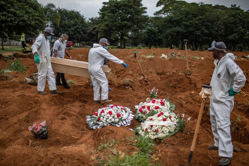 Chôn cất người tử vong do Covid-19 tại Brazil (ảnh: NY Times)