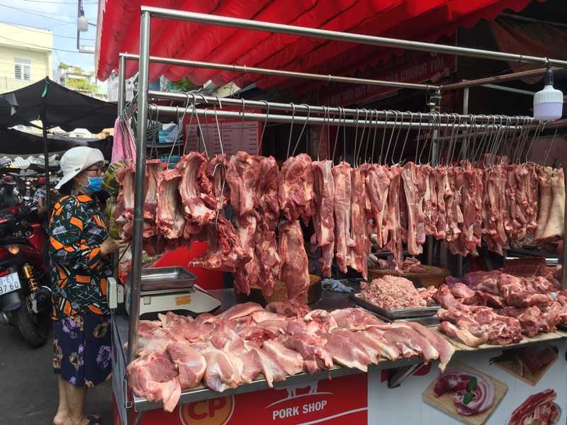 Một cửa hàng bán thịt heo CP tại chợ Hoàng Hoa Thám, quận Tân Bình (Ảnh TÚ UYÊN)