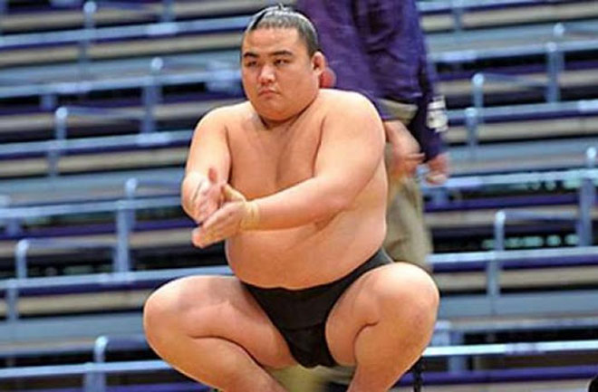 Suetake đô vật sumo đầu tiên và là người trẻ nhất Nhật Bản qua đời vì Covid-19