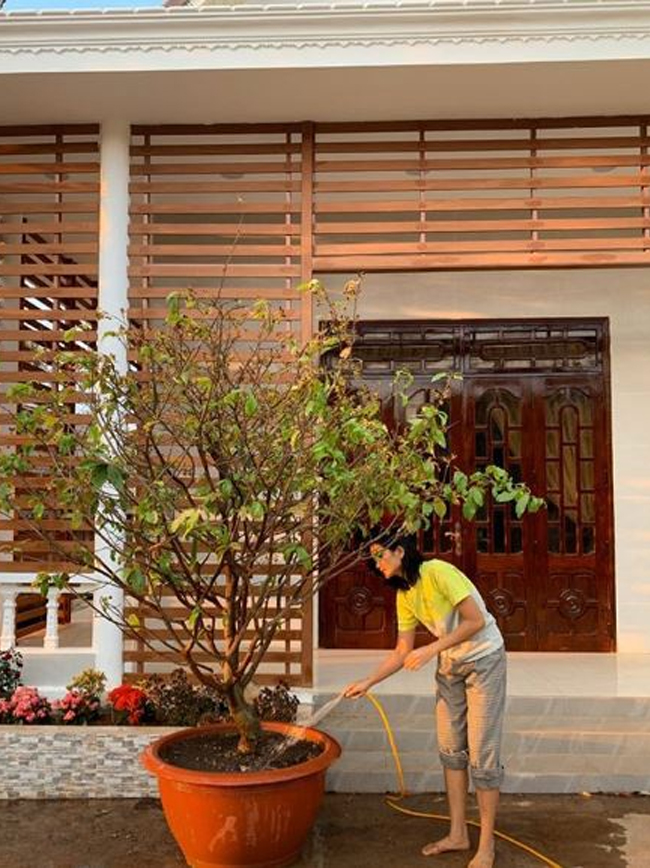 Tháng 3 mới đây, H'Hen Niê vừa chia sẻ loạt hình ảnh về ngôi nhà mới xây tại quê nhà Đắk Lắk để báo hiếu cha mẹ. Căn nhà được thiết kế dạng ống, mang phong cách hiện đại, có cổng và cửa làm từ gỗ. 
