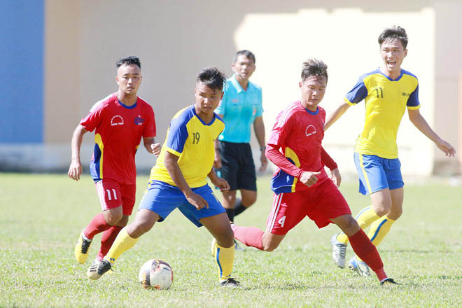 Huỳnh Văn Tiến (áo đỏ, số 11) trong màu áo U21 Đồng Tháp thi đấu ở vòng loại U21 Quốc gia 2019. Ảnh: Dương Thu