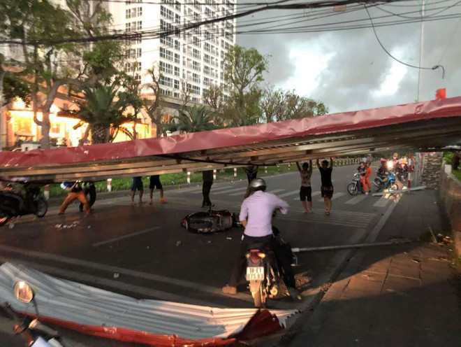 Mái tôn lớn rơi xuống đường khiến nhiều người đi trên đường Yên Phụ bị thương - Ảnh: NVCC
