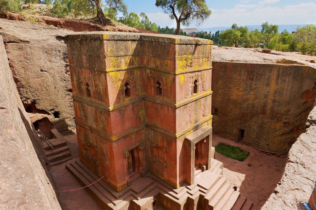 Nhà thờ đá nguyên khối, Ethiopia: Thị trấn Lalibela gây ấn tượng với 11 nhà thờ được cắt từ đá nguyên khối từ thế kỷ thứ 12 và 13. Hàng nghìn nô lệ được cho là đã tham gia quá trình xây dựng các công trình này.
