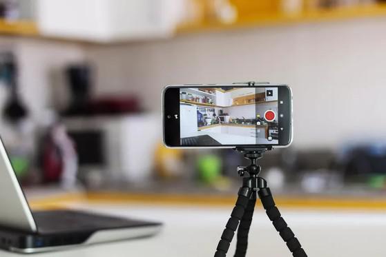 Sử dụng camera điện thoại cho độ nét cao hơn khi họp video trực tuyến. Ảnh: Internet