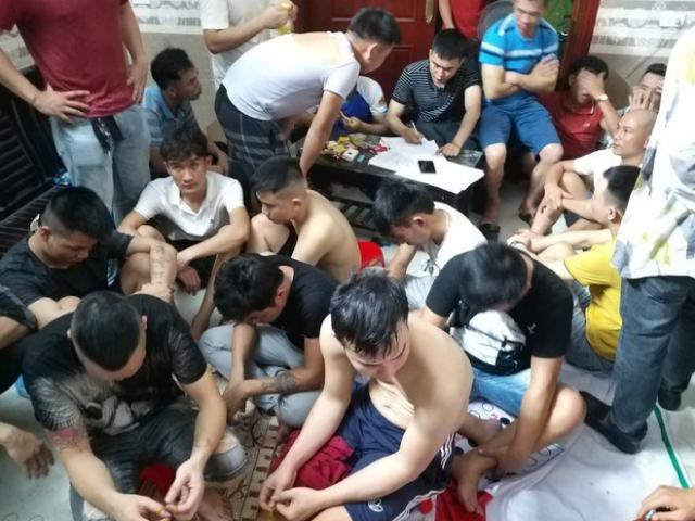 Pháp luật - 60 cảnh sát đột kích căn nhà 2 tầng bắt 42 đối tượng làm điều trái pháp luật