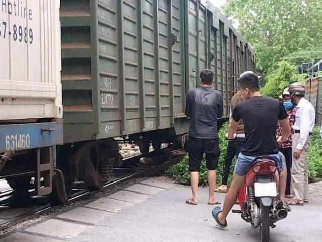Tin tức trong ngày - Thắt lòng gia cảnh người phụ nữ để lại xe đạp điện lao vào tàu hỏa đang chạy