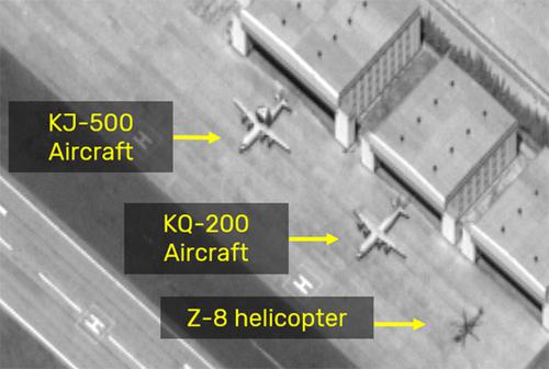Hình ảnh vệ tinh về các máy bay do thám KJ-500, KQ-200 và trực thăng Z-8 Trung Quốc xuất hiện ở Đá Chữ Thập thuộc quần đảo Trường Sa của Việt Nam - Nguồn: ISI.