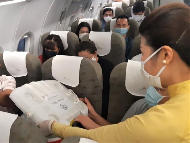 Tin tức trong ngày - Vận chuyển quả tim bằng máy bay từ Hà Nội vào TP.HCM để cứu người