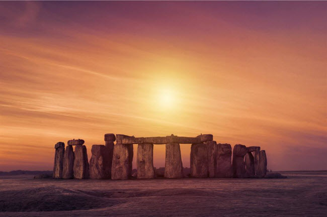 Stonehenge, Anh: Vòng tròn đá cổ Stonehenge là một trong kỳ quan nổi tiếng và bí ẩn nhất ở Anh quốc. Các nhà khoa học vẫn chưa biết rõ những khối đá khổng lồ được vận chuyển như thế nào cách đây 5.000 năm.

