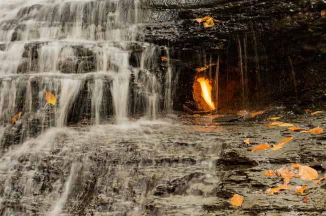 Thác lửa vĩnh cửu, Mỹ: Ngọn lửa bốc cháy phía sau thác nước trong công viên Chestnut Ridge ở New York gây sự tò mò cho du khách. Thực chất, ngọn lửa cháy liên tục nhờ nguồn khí gas tự nhiên bốc lên qua các khe đá.
