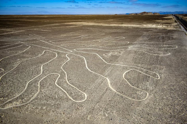 Hình vẽ trên sa mạc Nazca, Peru: Khoảng 300 bức hình từ nhện tới chim ruồi được vẽ trên cát ở sa mạc ở phía nam Peru, với một số  đường vẽ có chiều dài hơn 3,2 km. Phần lớn các giả thuyết cho rằng, chúng được sử dụng để đánh dấu các địa điểm hành lễ tôn giáo cổ xưa.
