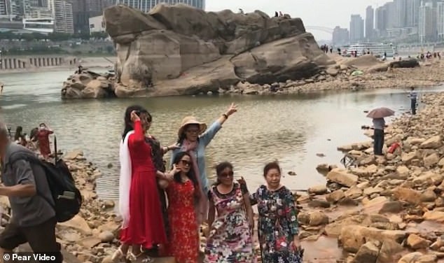 Du khách đổ xô đi xem rùa đá khổng lồ ở Trung Quốc - 2