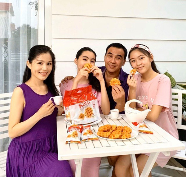 Gia đình MC Quyền Linh cũng là fan cứng của bánh Karo trứng tươi chà bông.
