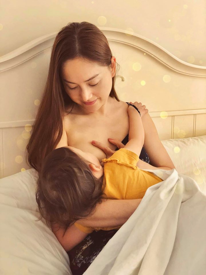 Cho con bú sữa mẹ là phương pháp giảm cân hiệu quả được nhiều bà mẹ showbiz Việt chia sẻ.