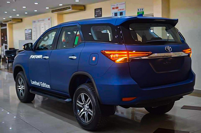 Xe SUV Toyota Fortuner Limited Edition sở hữu màu sơn xanh navy độc đáo - 3