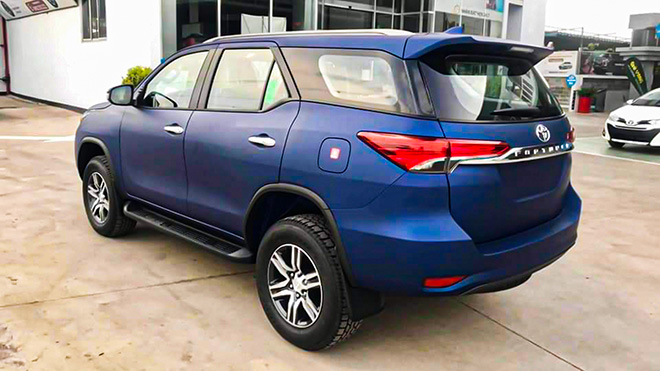 Xe SUV Toyota Fortuner Limited Edition sở hữu màu sơn xanh navy độc đáo - 4