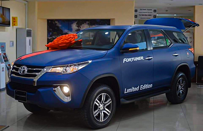 Xe SUV Toyota Fortuner Limited Edition sở hữu màu sơn xanh navy độc đáo - 2