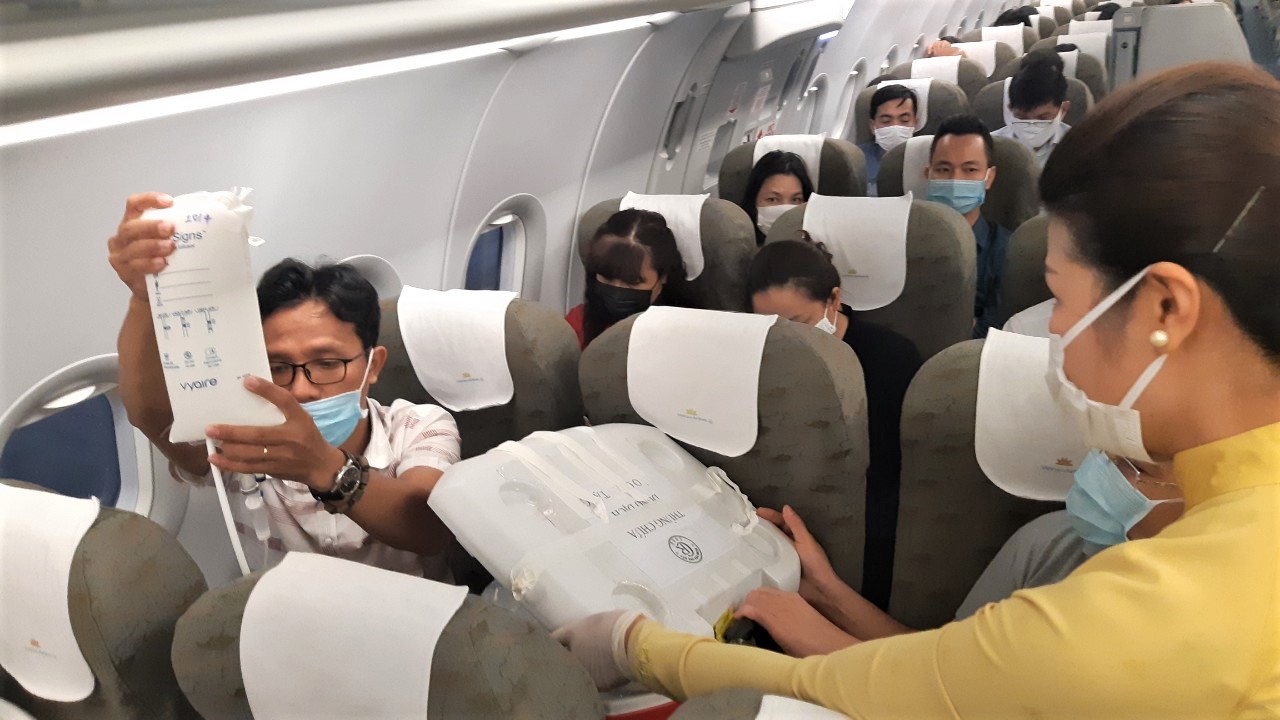 Hộp đựng tạng được tiếp viên sử dụng dây nối dài đai an toàn để hỗ trợ chằng buộc một cách chắc chắn và đảm bảo an toàn bay.