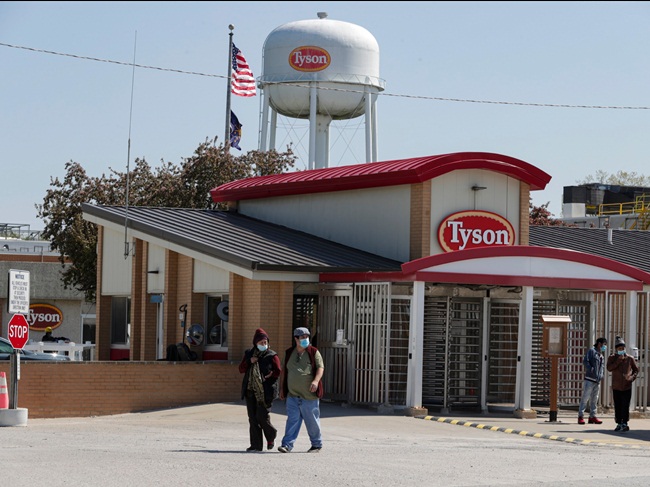 Tyson Foods, công ty tuyên bố sản xuất 20% thịt gà, thịt lợn, thịt bò ở Mỹ, đạt doanh thu 42,4 tỷ USD đã buộc phải tạm đóng cửa một số nhà máy sản xuất thịt trong tháng 4 và tháng 5 do Covid-19 bùng phát.
