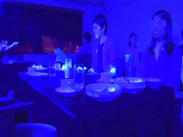 Thế giới - Video mô phỏng tốc độ lan truyền khủng khiếp của Covid-19 trong nhà hàng
